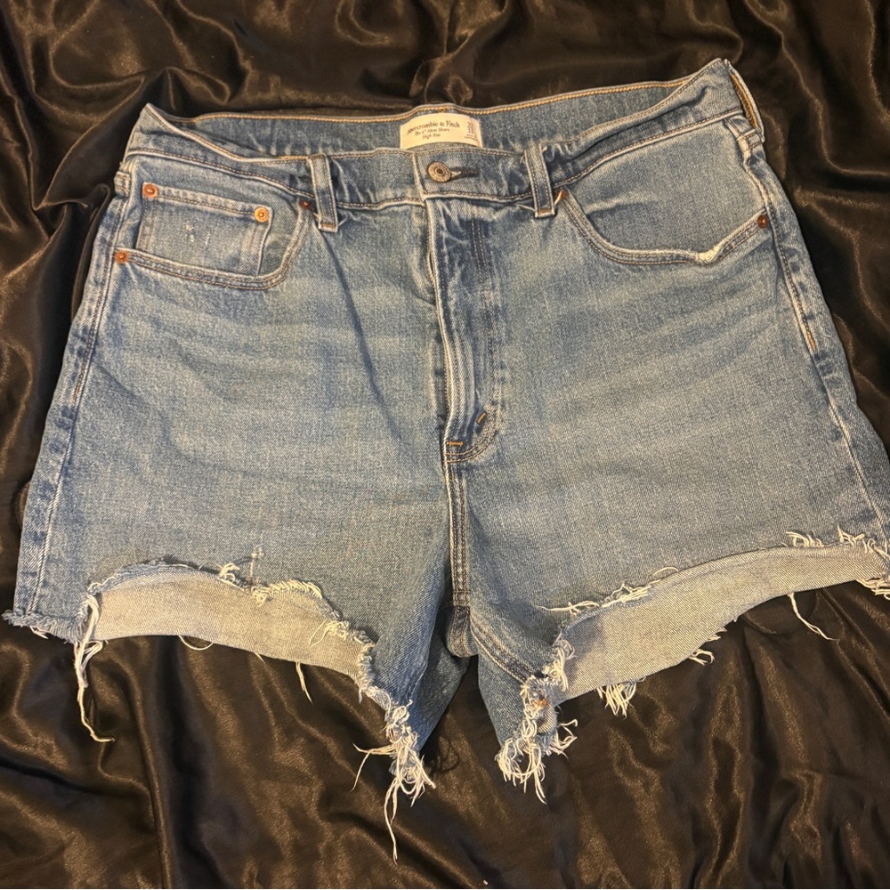 Abercrombie and fitch the 4” mom short high rise